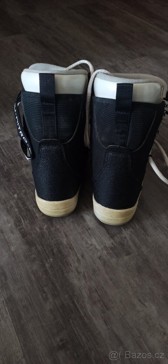Prodám snowboardové boty délka stélky 23cm - 4