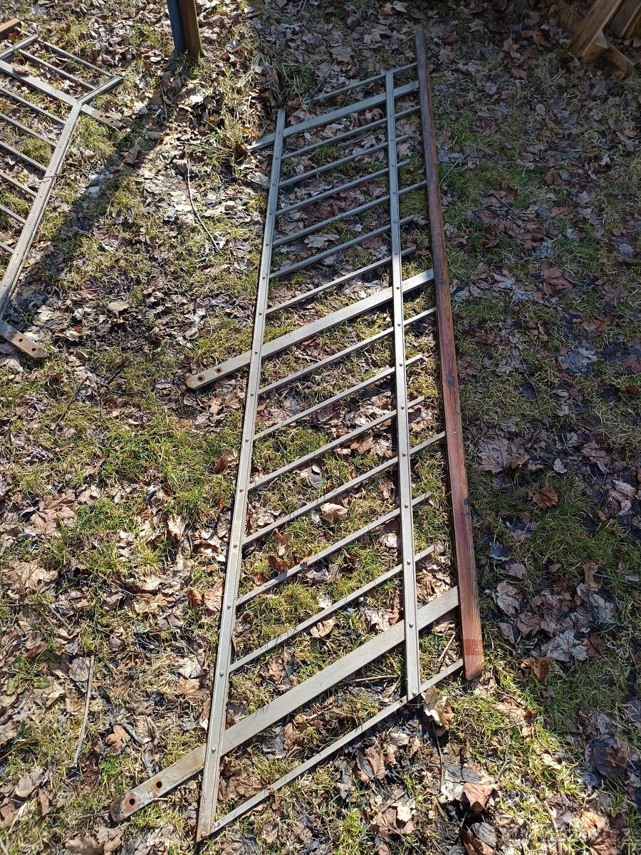 Prodám 100 let staré ocelové zábradlí, madlo dřevo t - 4