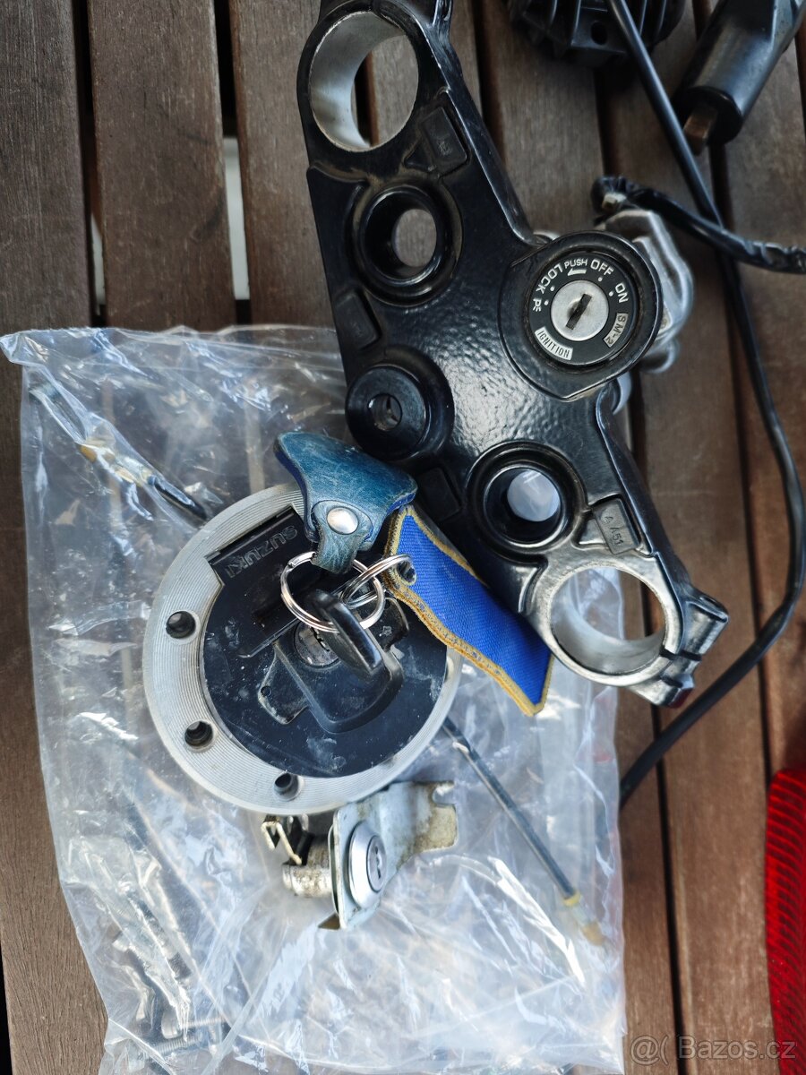 Suzuki GS 500 - díly - karburátory - 4