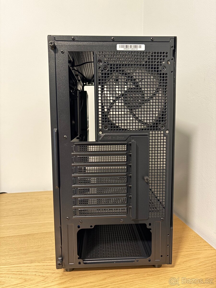 Nová MONTECH XR Black – akváriová PC skříň, 3× ARGB - 4
