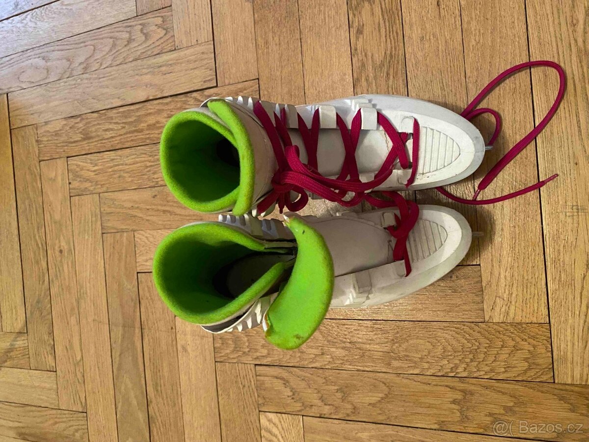 Prodám lední dámské brusle vel.37 - 4