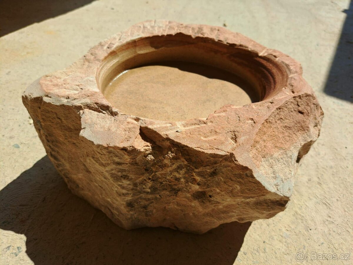 Kamenná pítka z červeného pískovce - 4