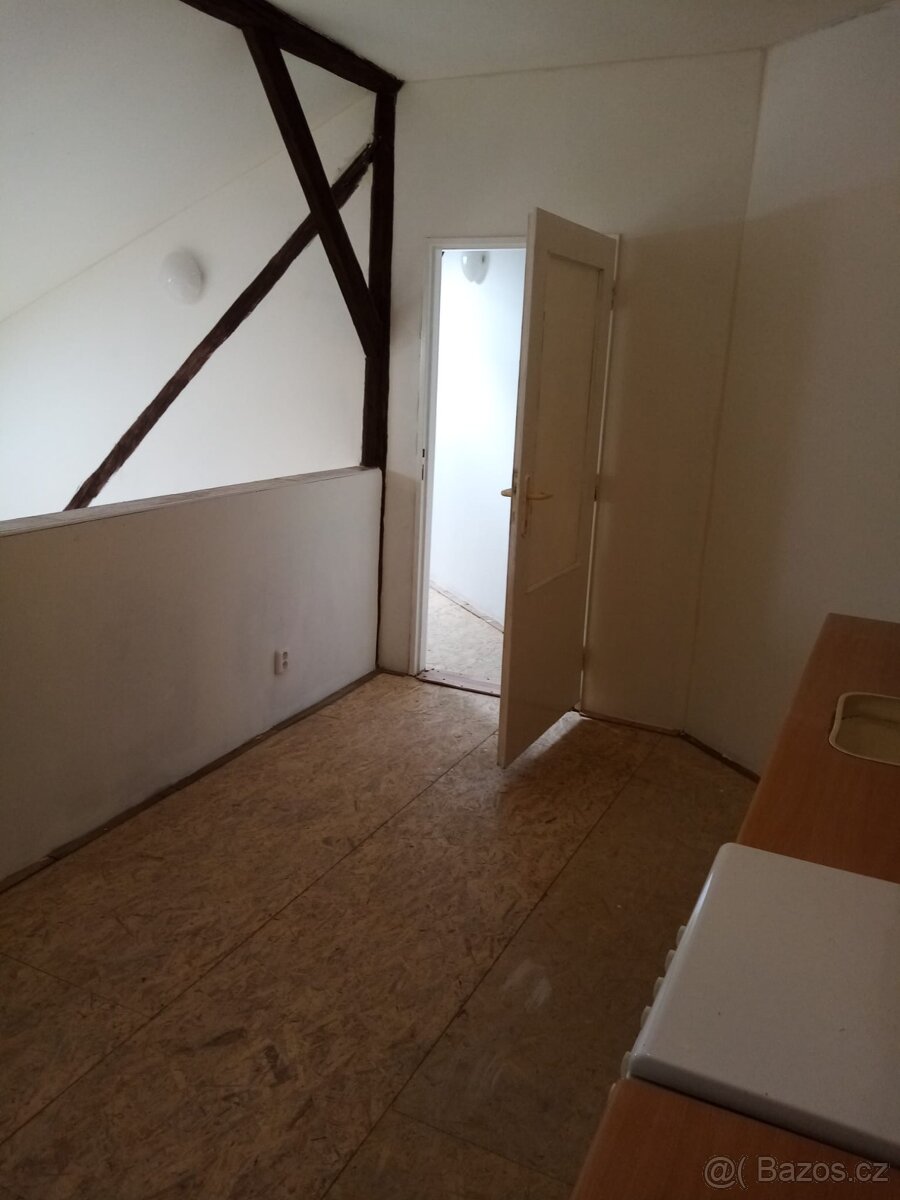 Pronajmu byt 2+1 Chrast - 4