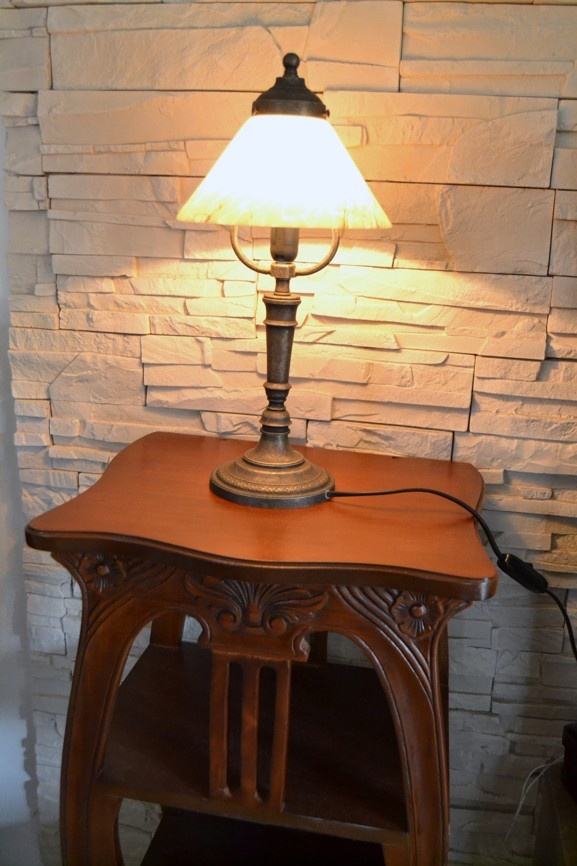 Mosazná stolní lampička s mramorovým stínidlem - 4