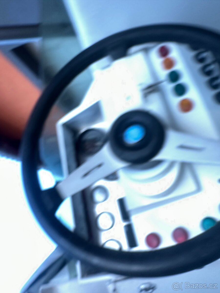 Motorový člun s kajutou - 4