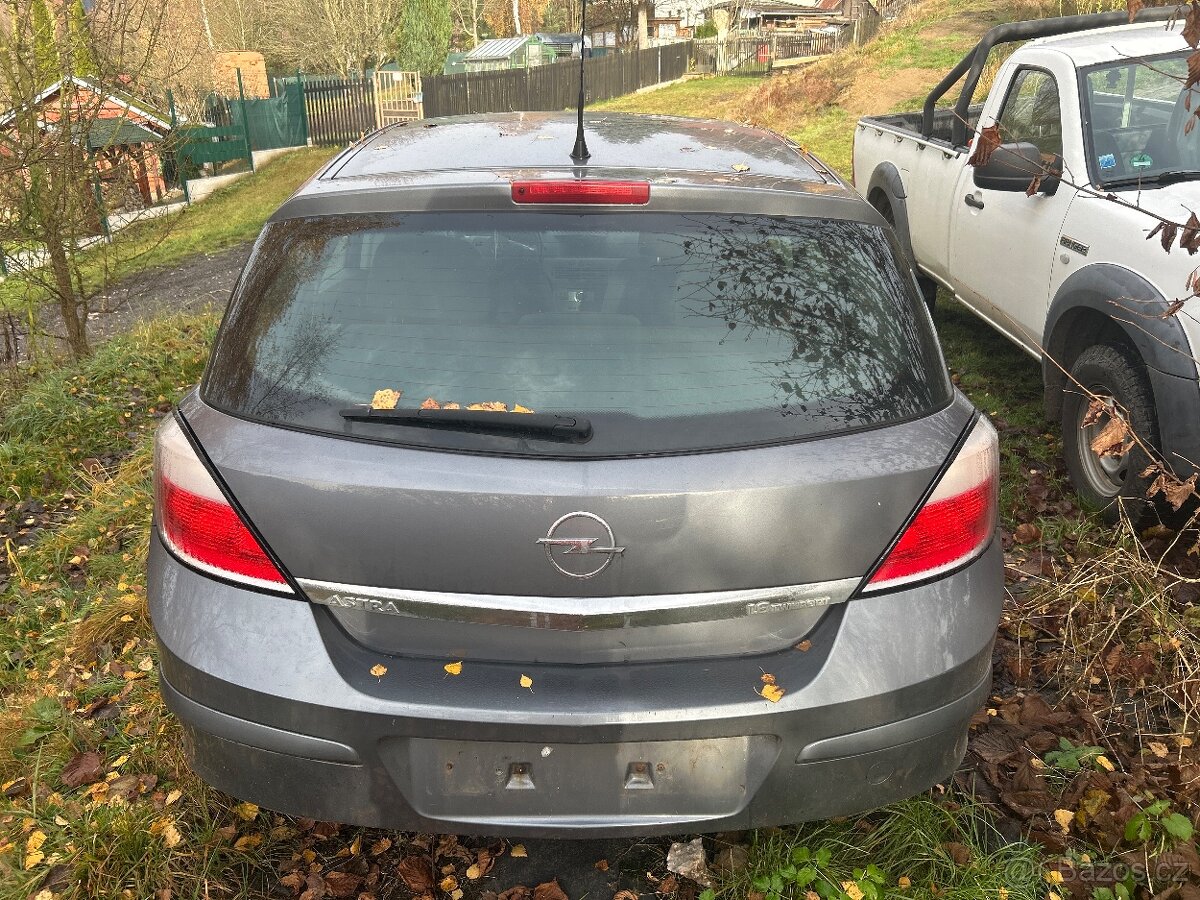 Opel Astra H 1.6 77kw benzin 2004 - 4