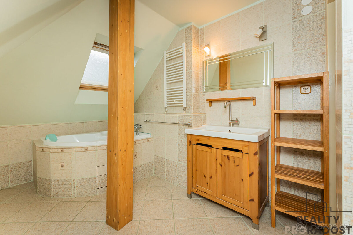 Pronájem bytu 2 + 1 o rozloze 70 m2 s terasou ve vile v Tepl - 4