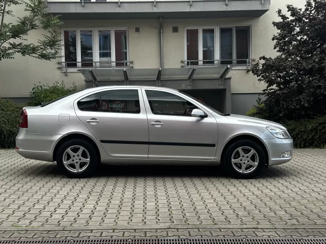 Škoda Octavia II 1.6 16V Facelift Kůže ALU kola Tažné - 4