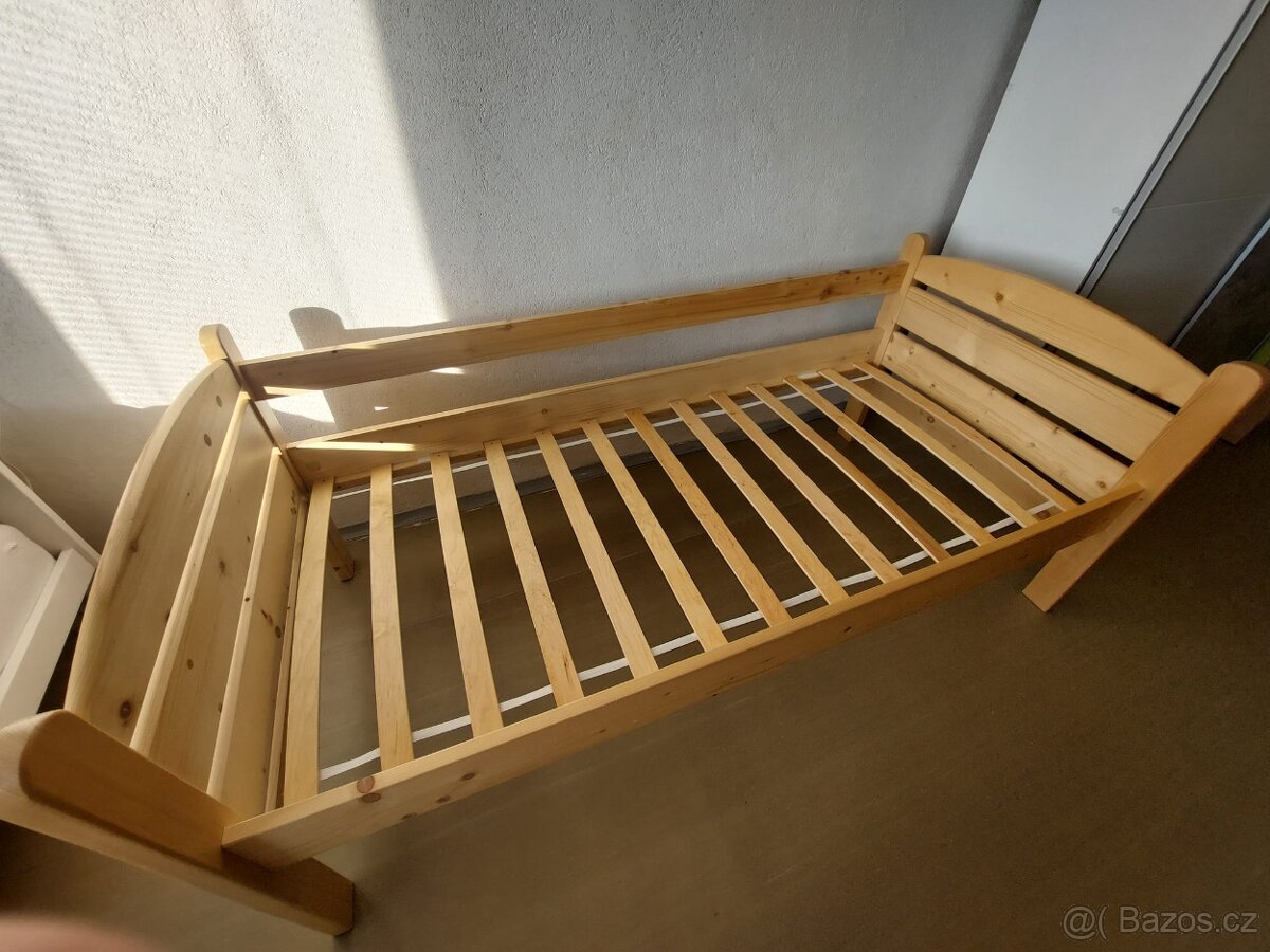 Dřevěná postel v pěkném stavu - 4