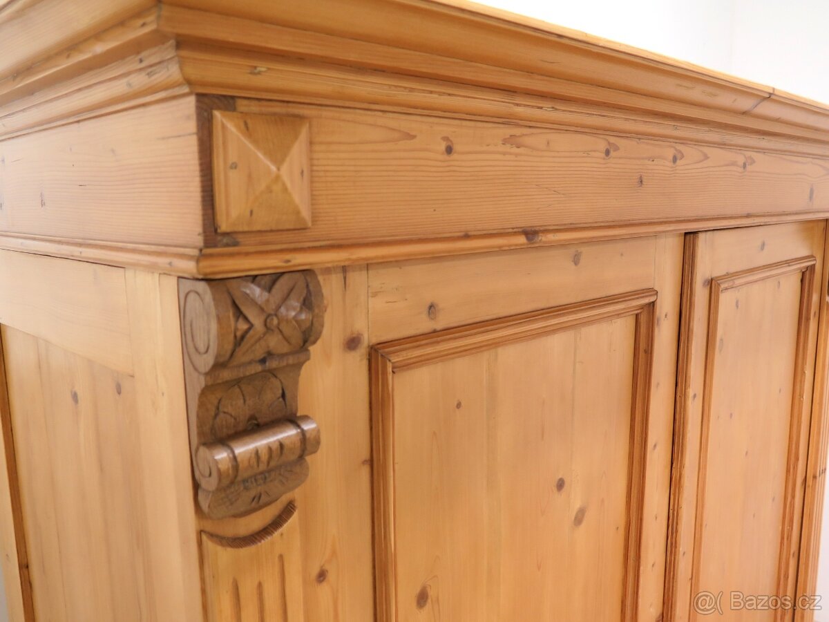 Starožitná zdobená skříň - 4