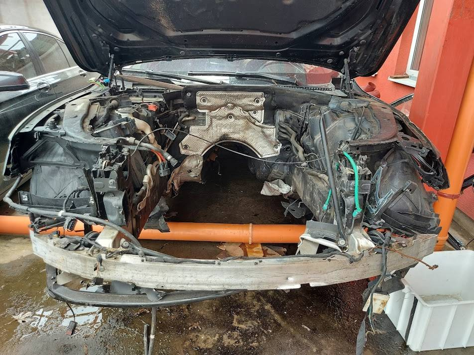 BMW 7 F01 interiér, sedačky s TV - 4