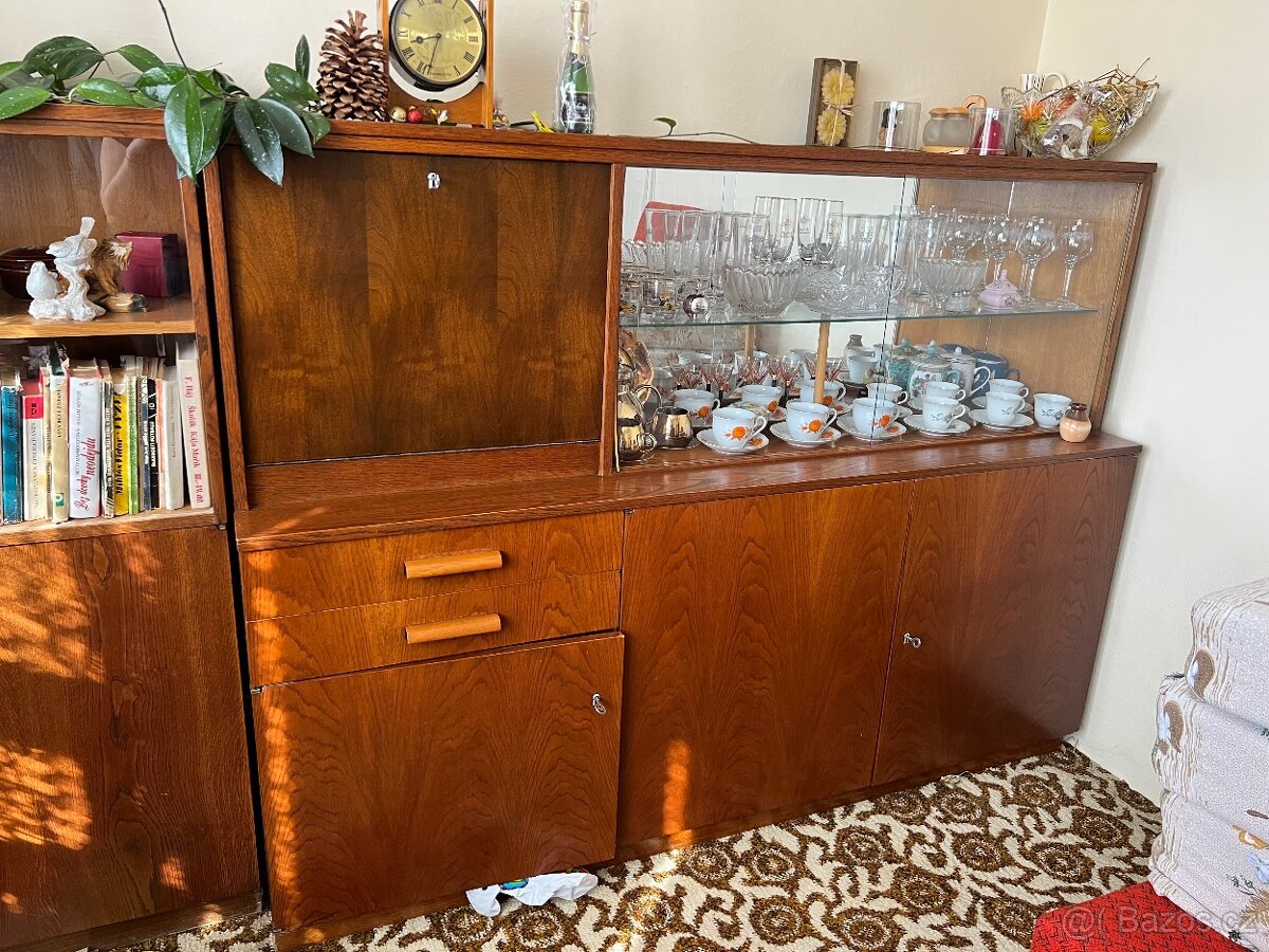 Zachovalá obývací stěna s barem a vitrínou - 4