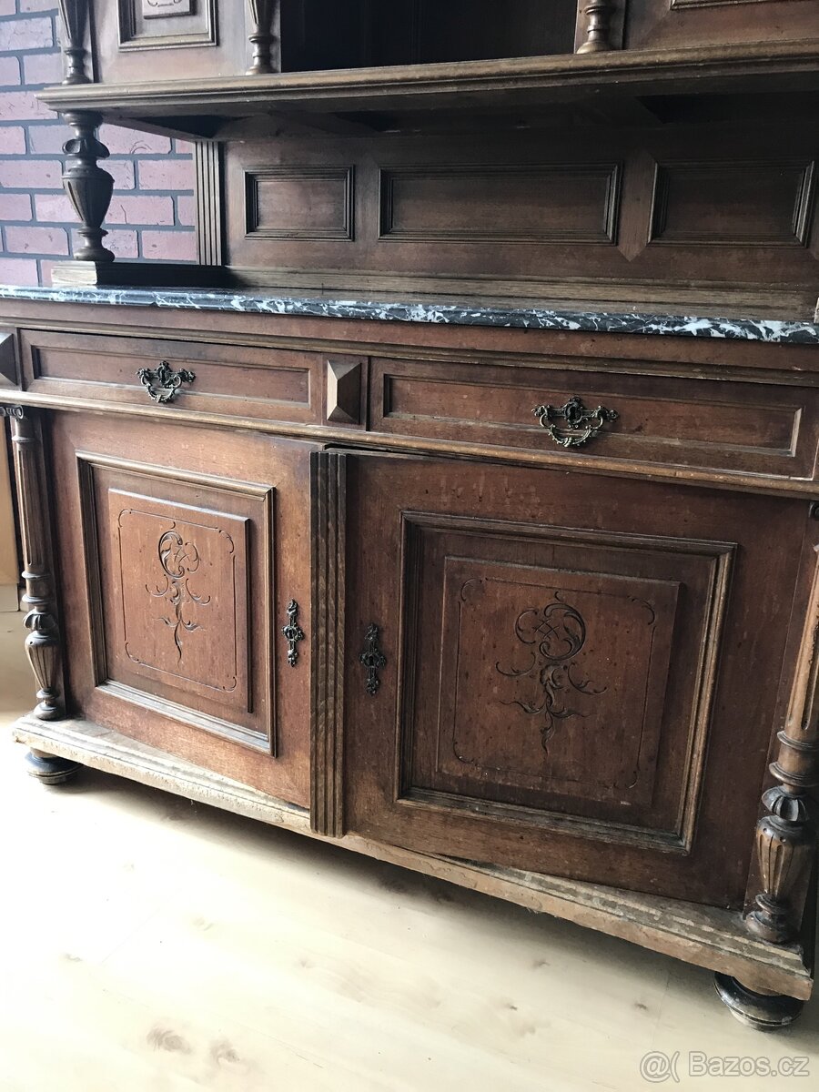 Starožitný kredenc - 4