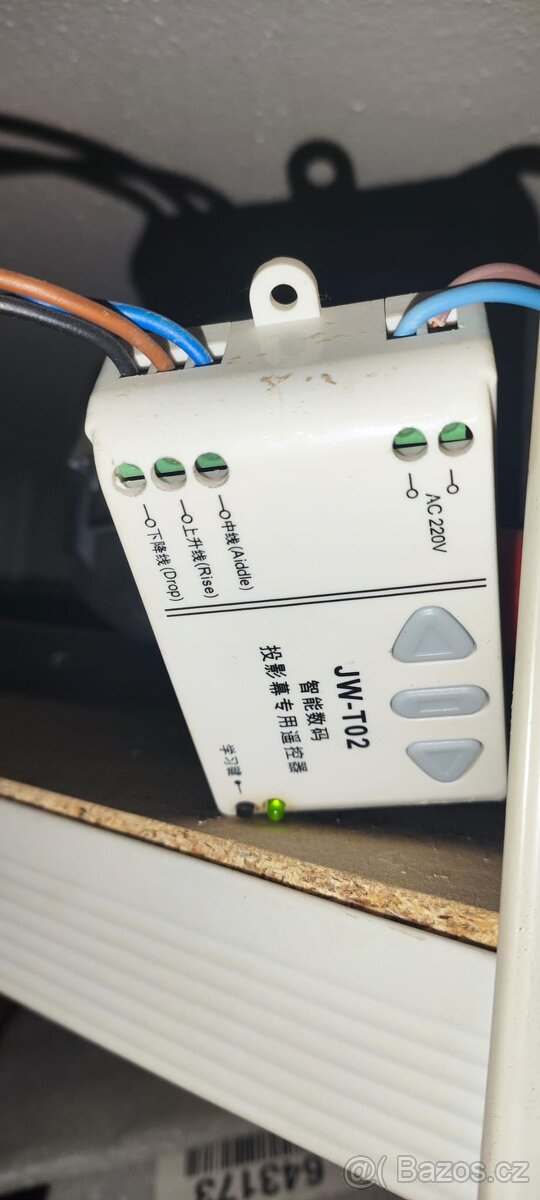 Elektrické projekční plátno 120" (2,5 × 3 m) s dálkovým ovl - 4