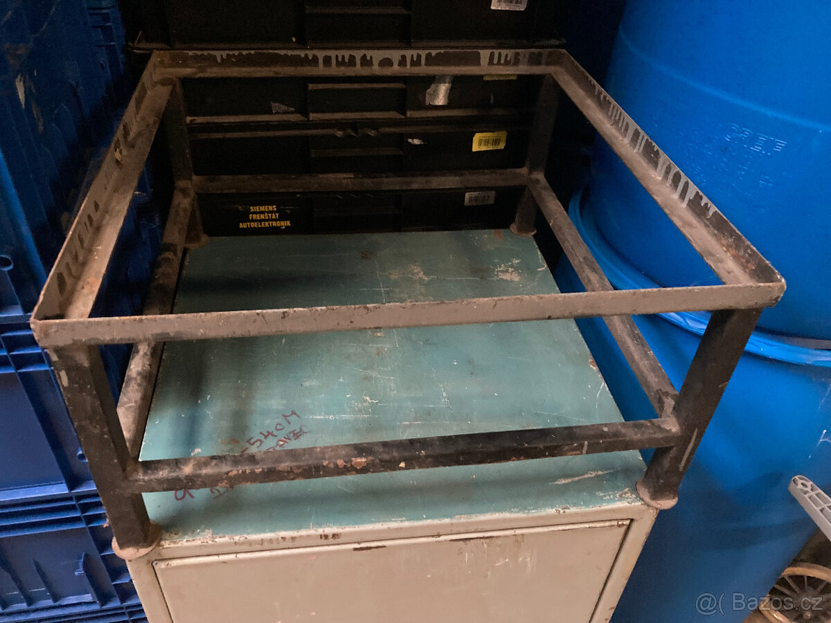 Trezor dvouplášťový starší s podstavcem za 3.000 kč - 4