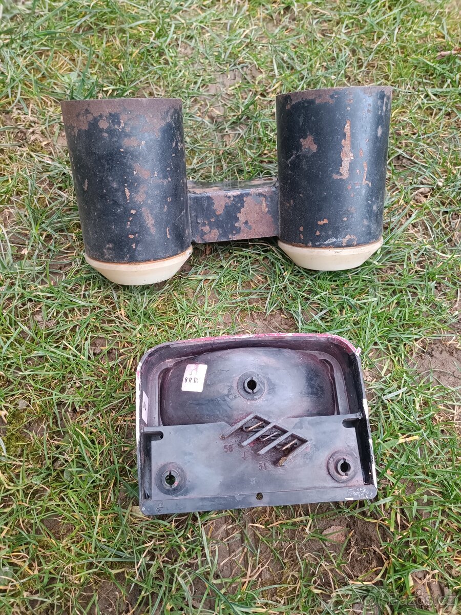 Držáky na Tacho+ Část zadního Světla Jawa - 4