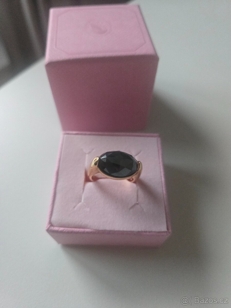 Prsten Swarovski - růžový kov, černý kámen - 4