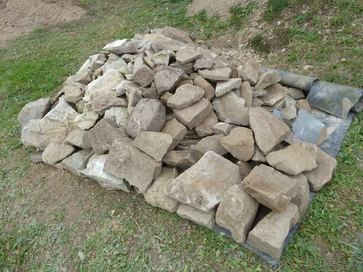 Kámen větší, kameny menší, kusy betonu - 4