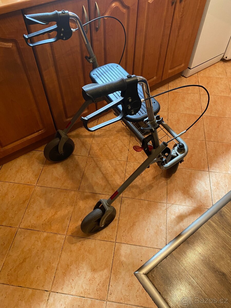 Skládací chodítko se sedátkem - 4