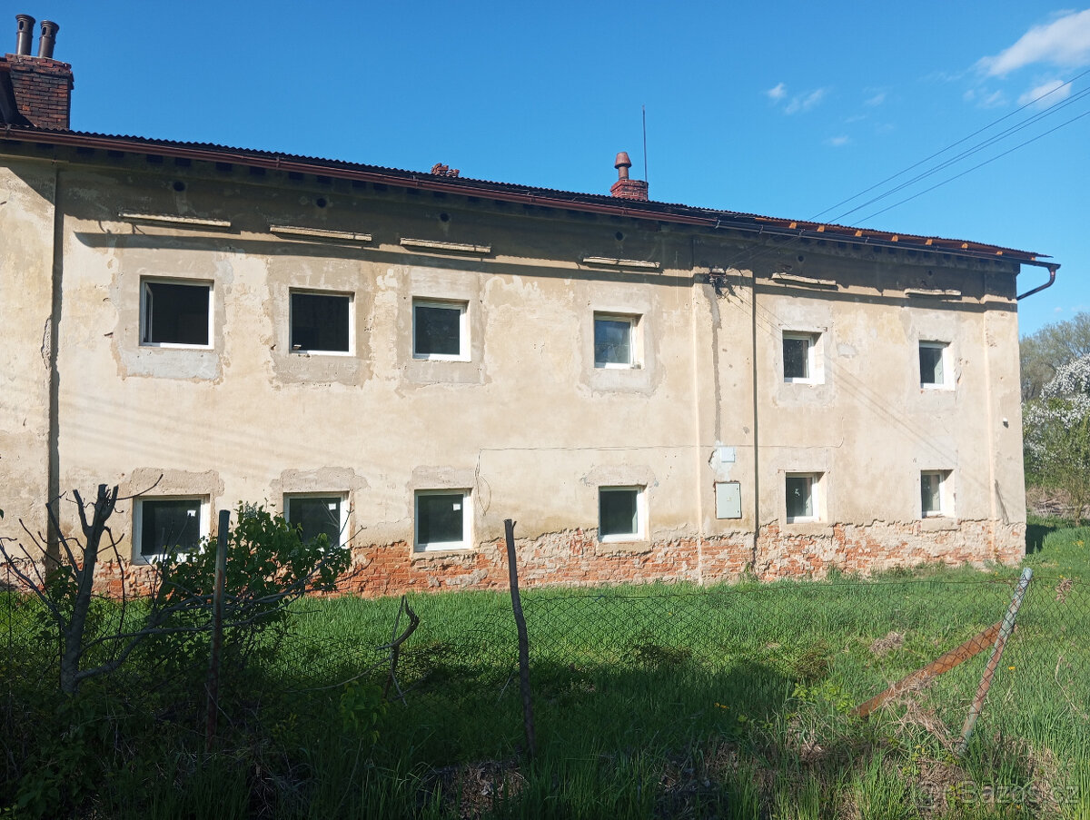 Prodej dvou rodinných domů s velkými stavebními pozemky - 4