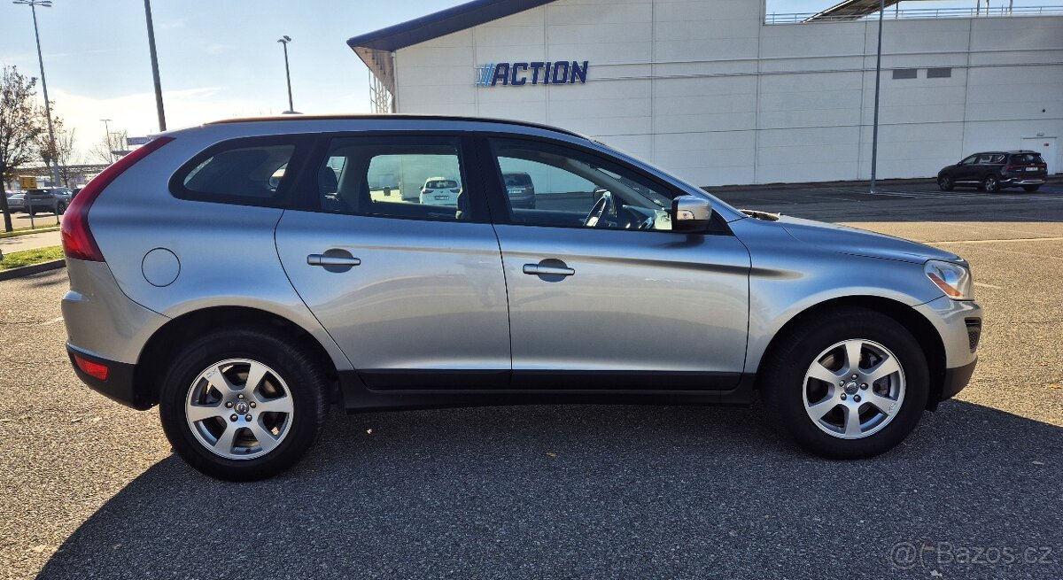 VOLVO XC60 2.4D 5 VÁLEC 4x4 MANUAL 1 MAJITELKA PARK SENZORY - 4