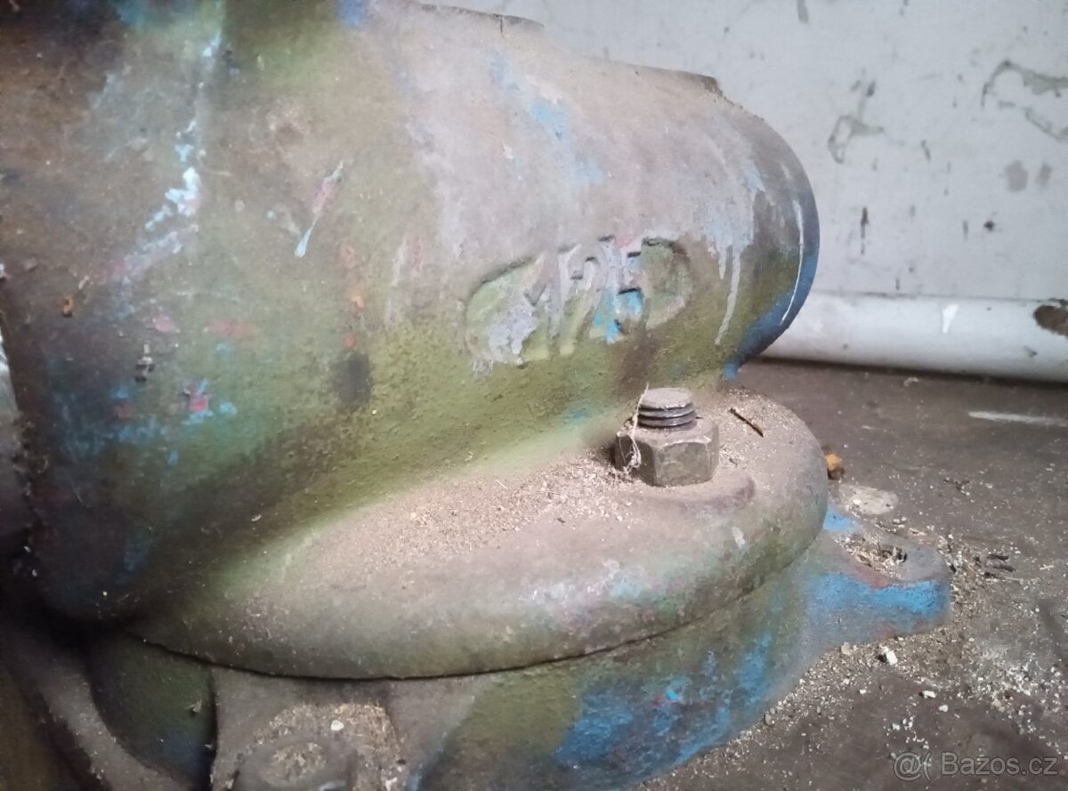 Staré motory, čerpadla, svěrák - 4