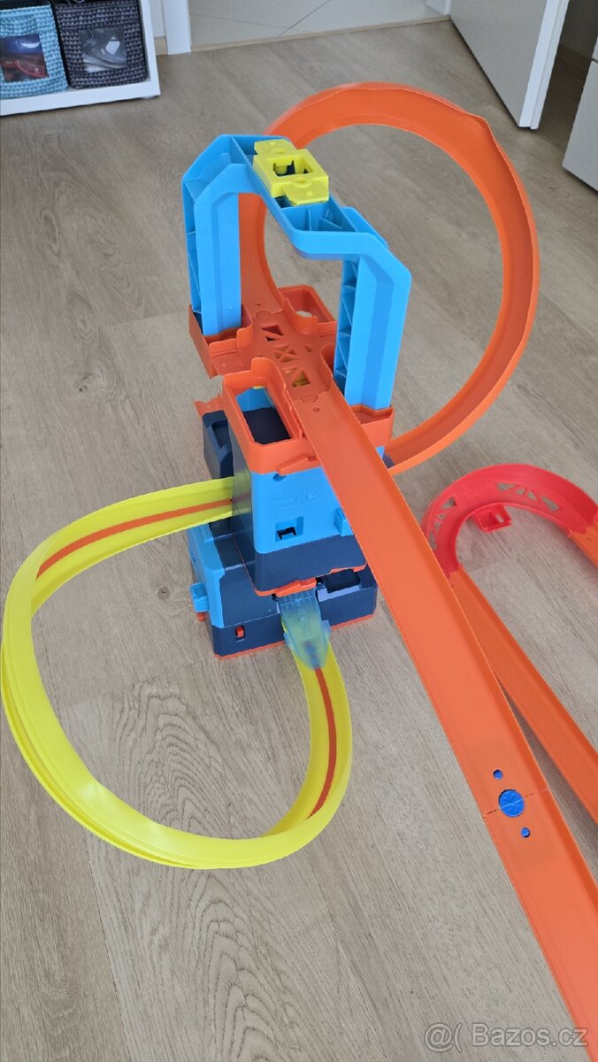 HotWheels autodráha + garáž + doplňky - 4
