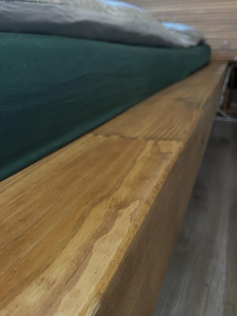 Masivní postel ze smrkových hranolů NA MÍRU - 4