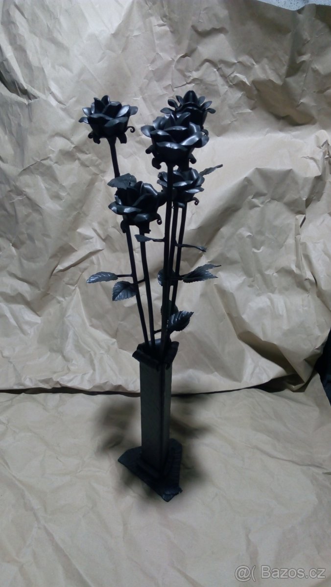 Kované růže z vázou - 4