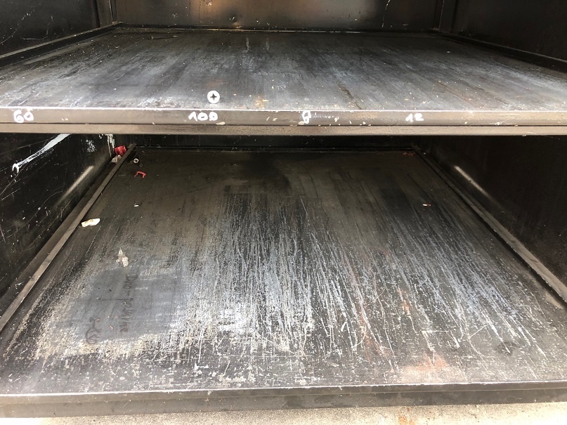 Ocelová skříň s policemi. - 4