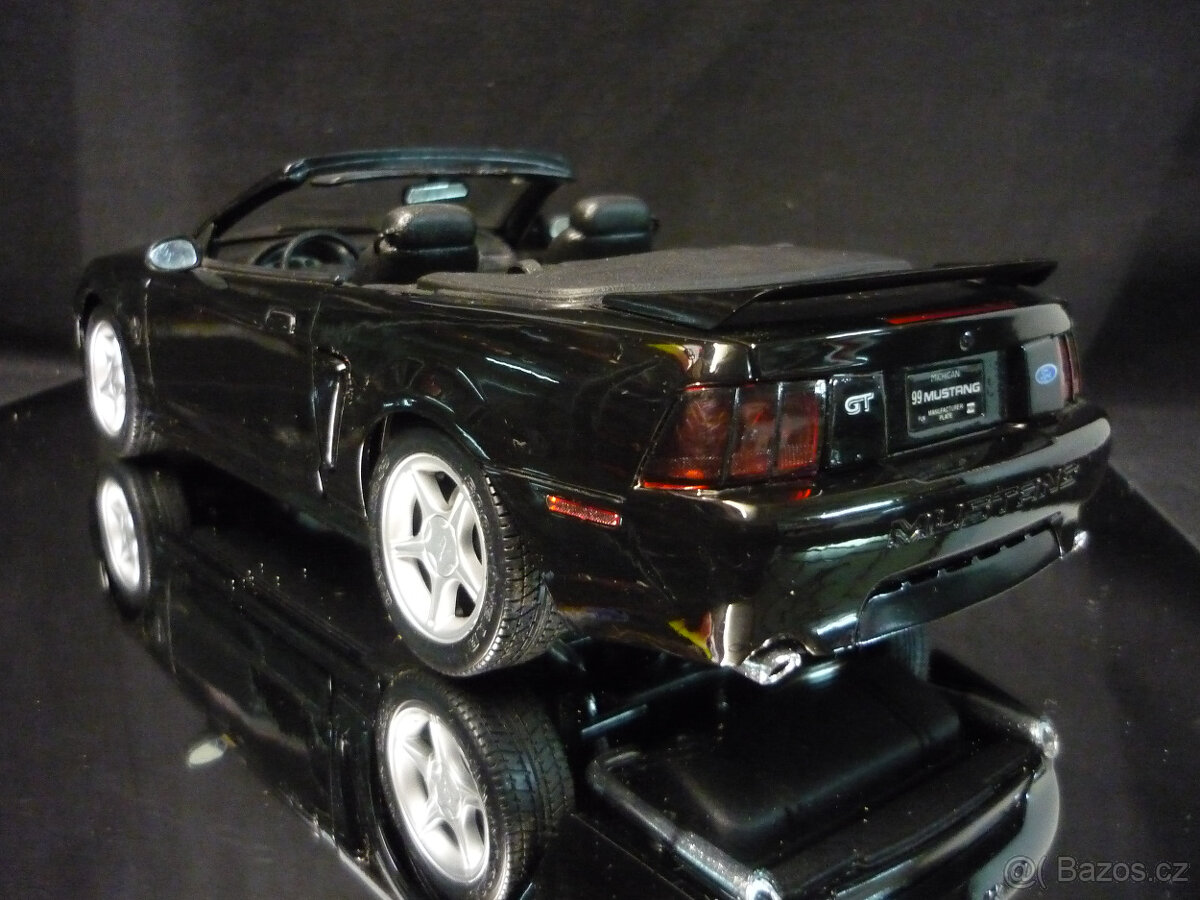 Ford Mustang GT 1999 Convertible Maisto 1/18 - 4