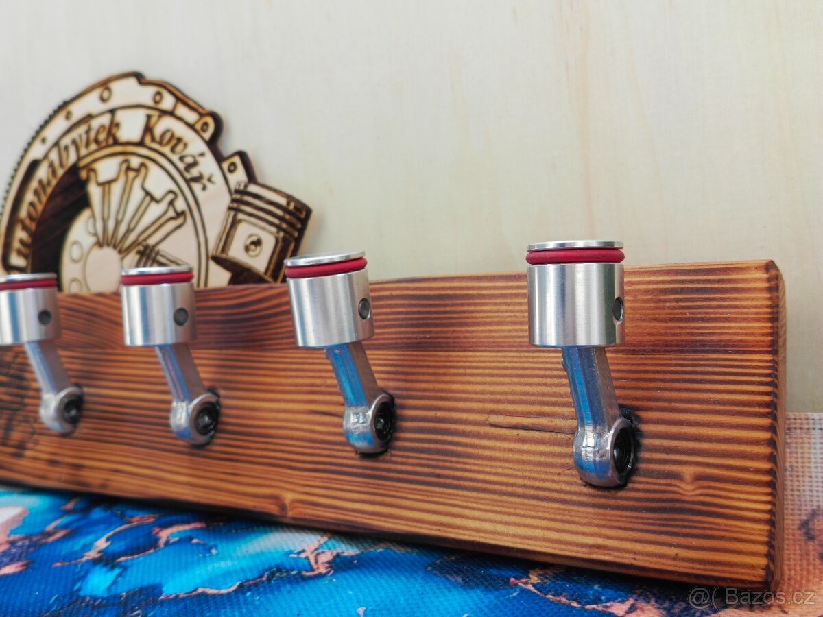 Dřevěný věšák s háčky z pístů - Autonábytek Kovář - 4