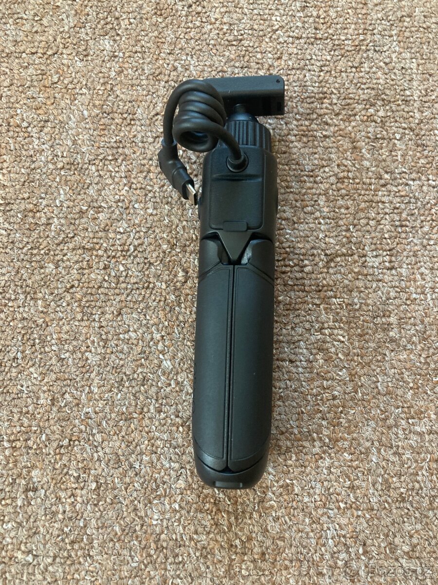 DJI Osmo Action Multifunctional Charging Handle - 4