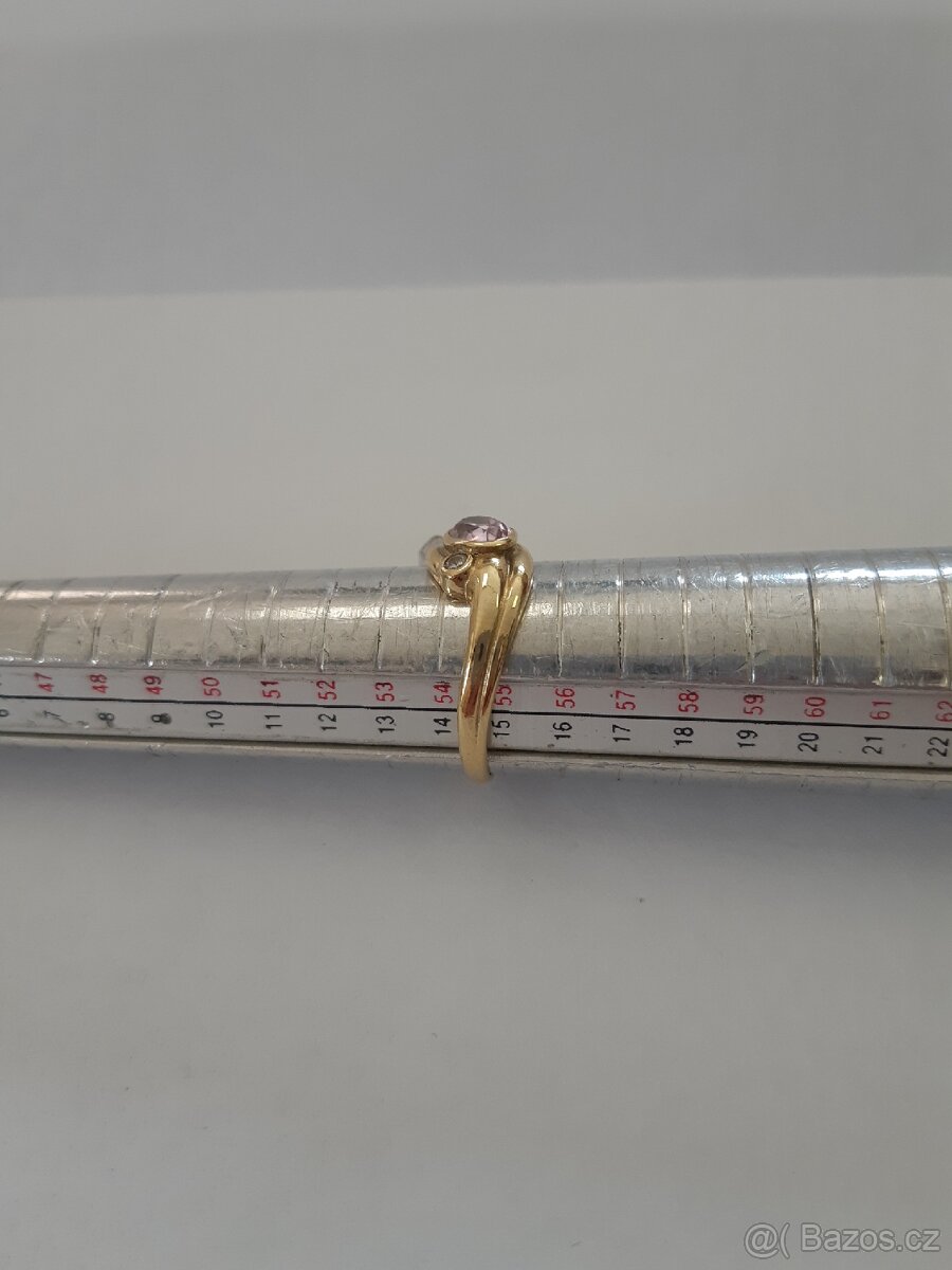 Zlatý prsten s růžovým kamínkem dvěma zirkony - 4