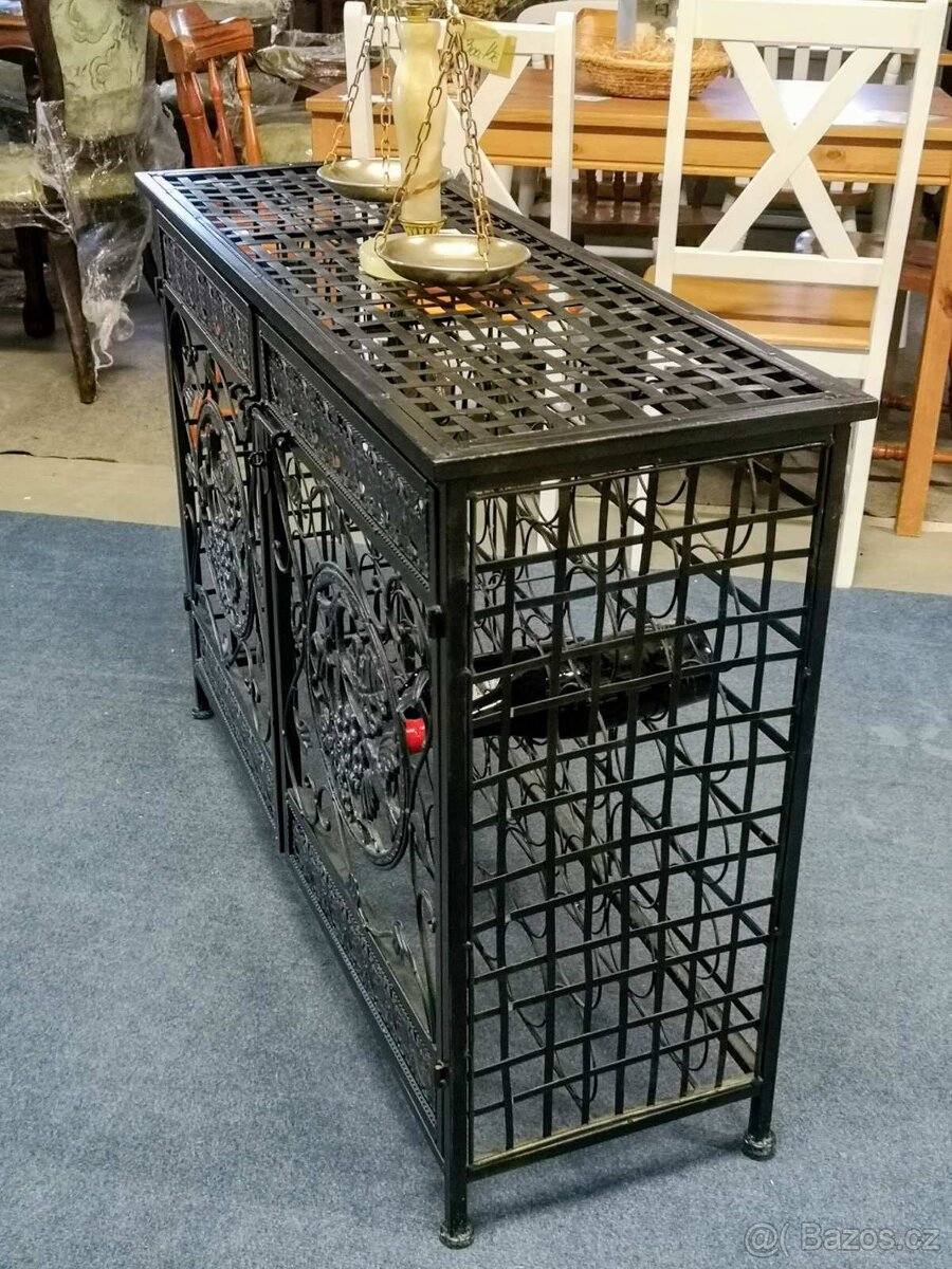 Kovová vinotéka. - 4