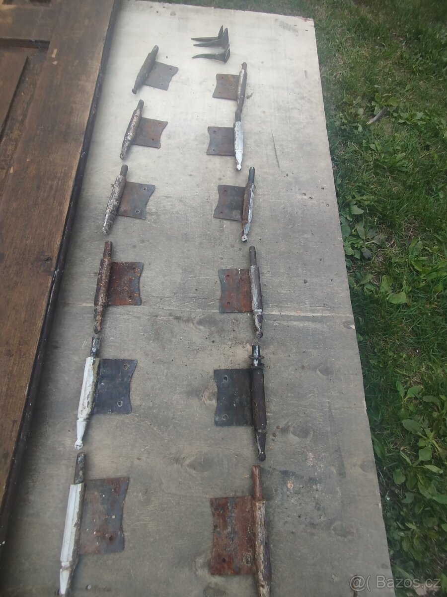 Prodám staré dvoukřídlé dřevěné dveře se starým kováním - 4