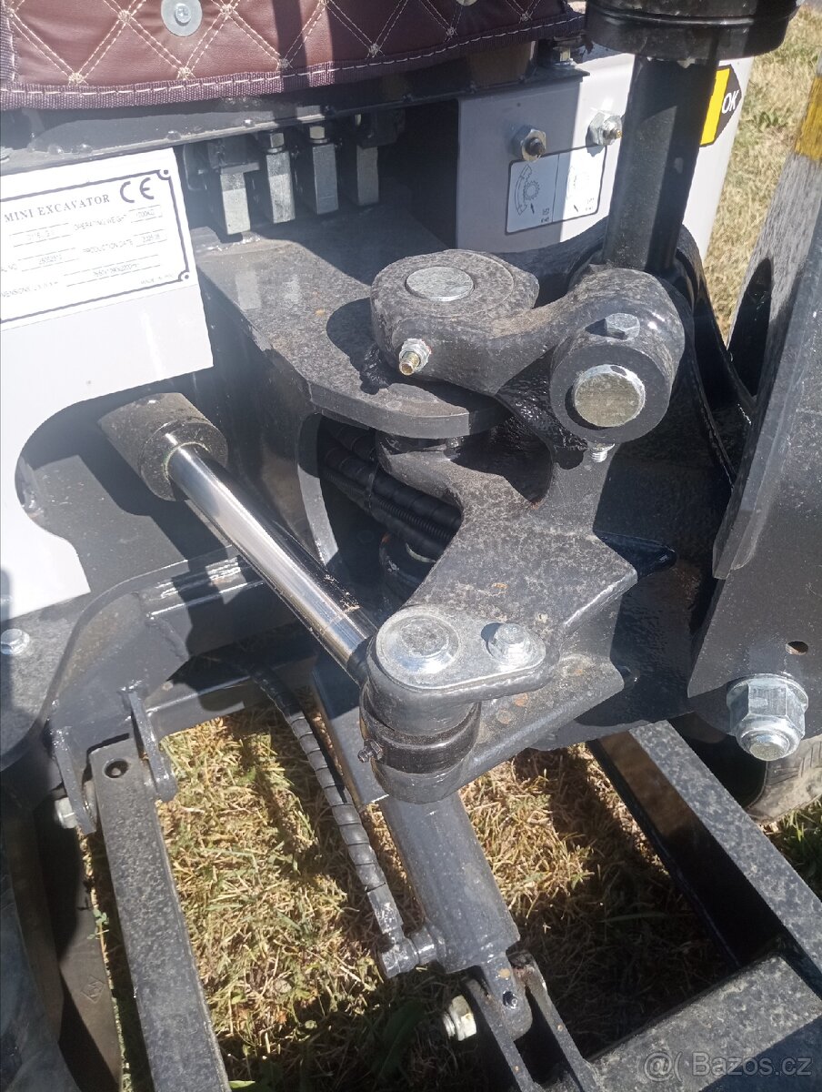 minibagr, joysticky, bagřík, pásový bagr - 4