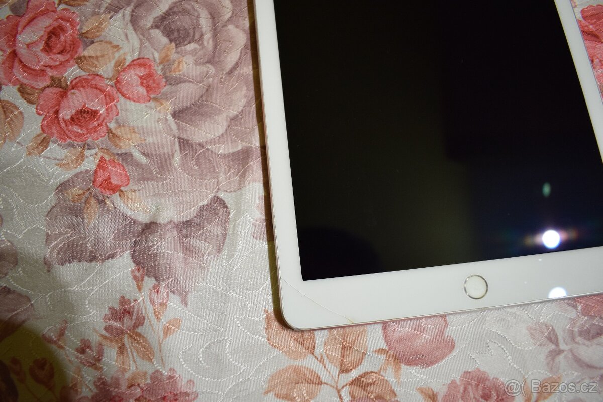 Apple iPad Pro 9.7-inch - A1673, 2016 (Wi-Fi Only) 32GB (3) - 4