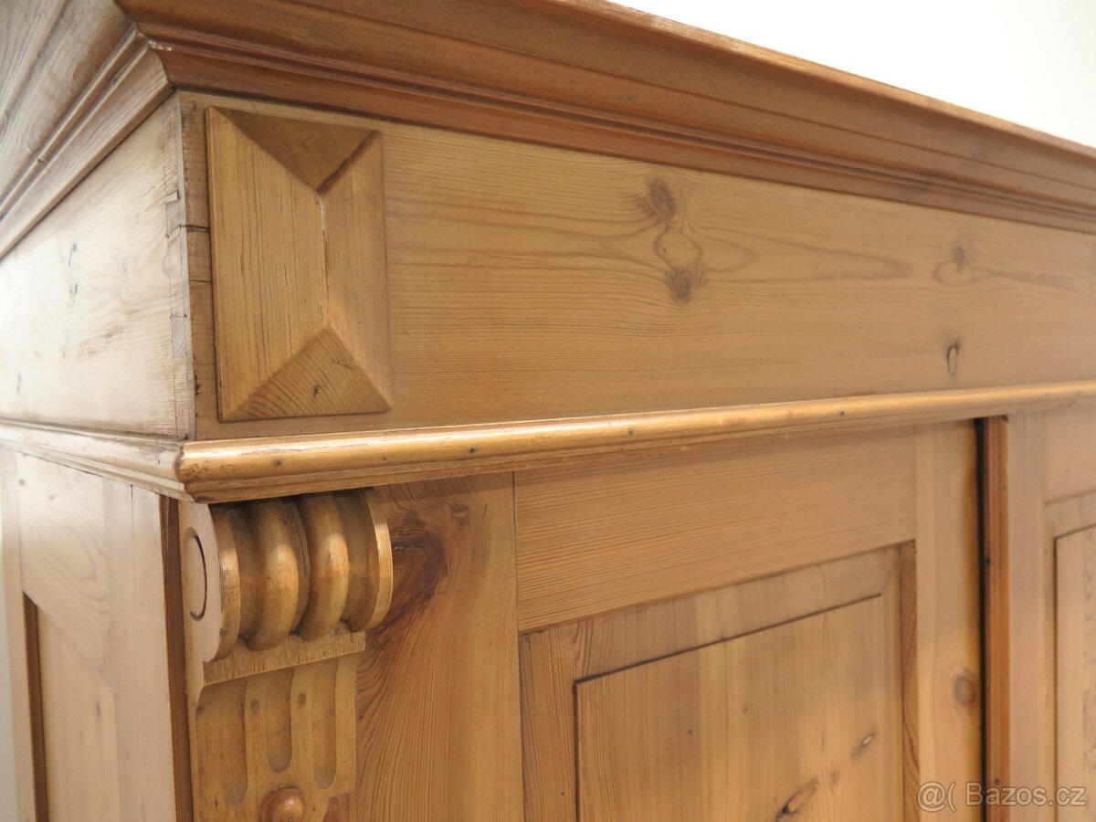 Starožitná šatní skříň - 4