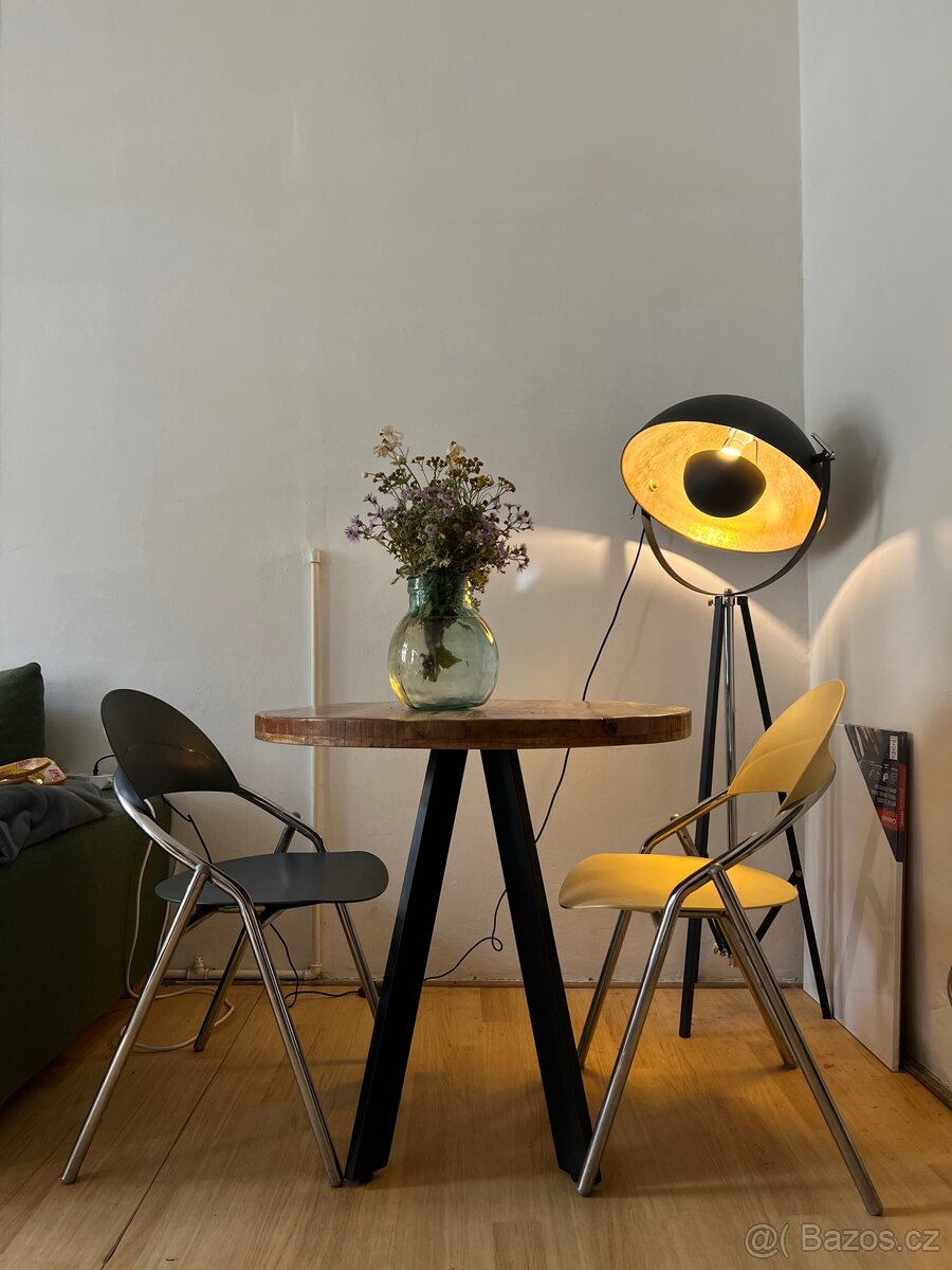 Kulatý stůl z masivu - 4