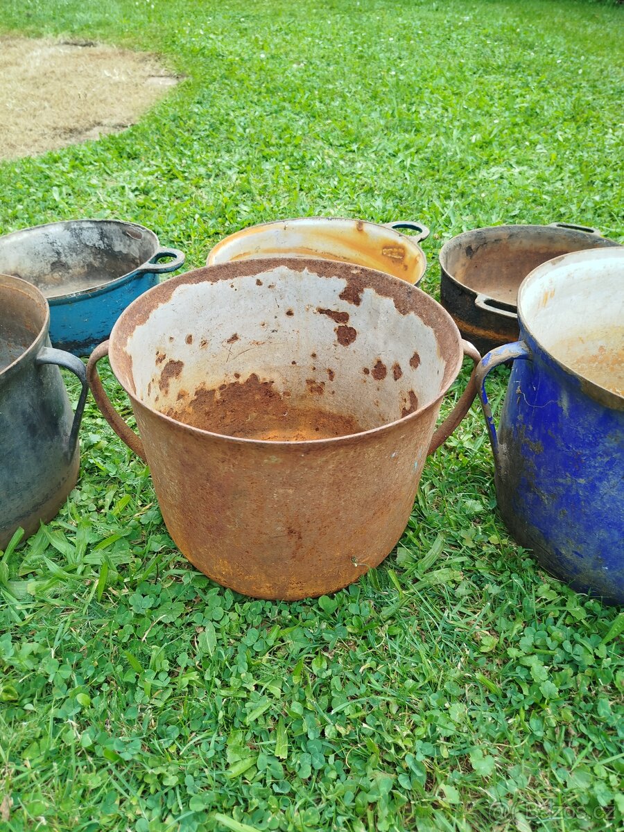 Staré litinové hrnce a pekáče - 4