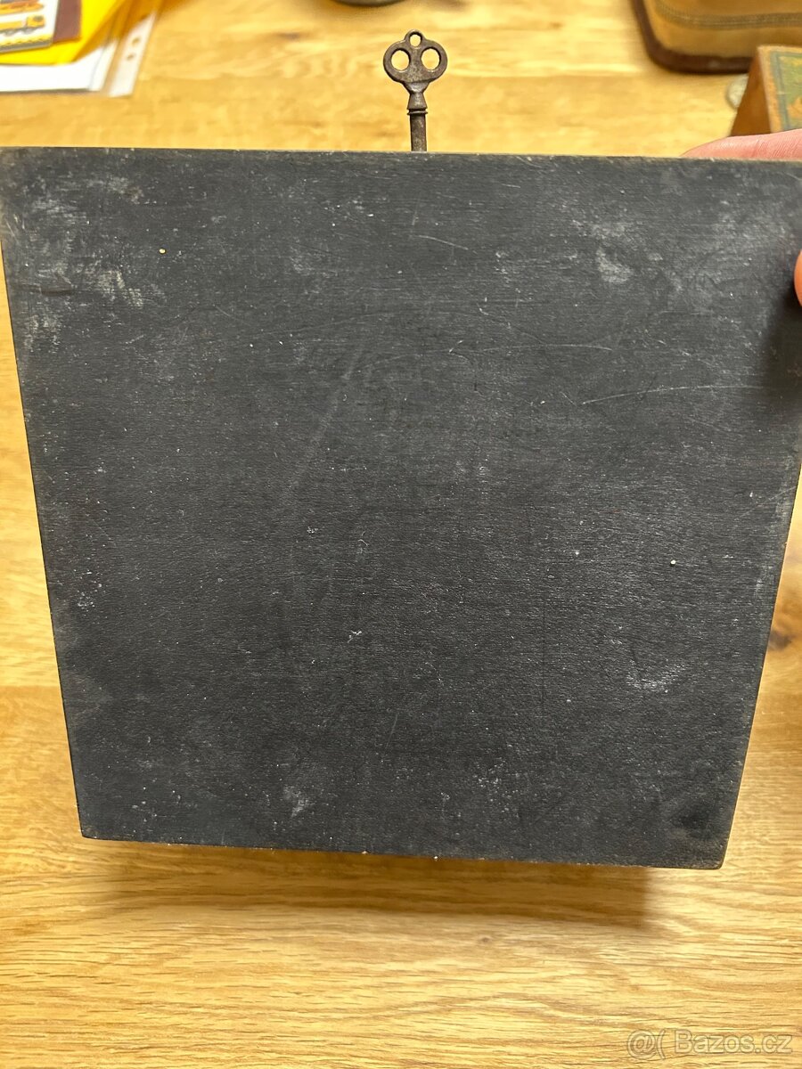 Černá dřevěná starožitná skříňka - 4