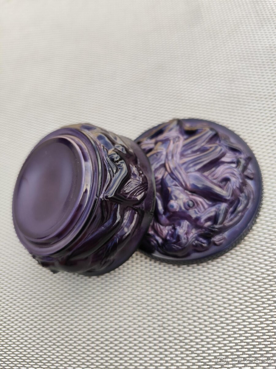 Broušená skleněná fialová šperkovnice s reliéfy nahých žen - 4