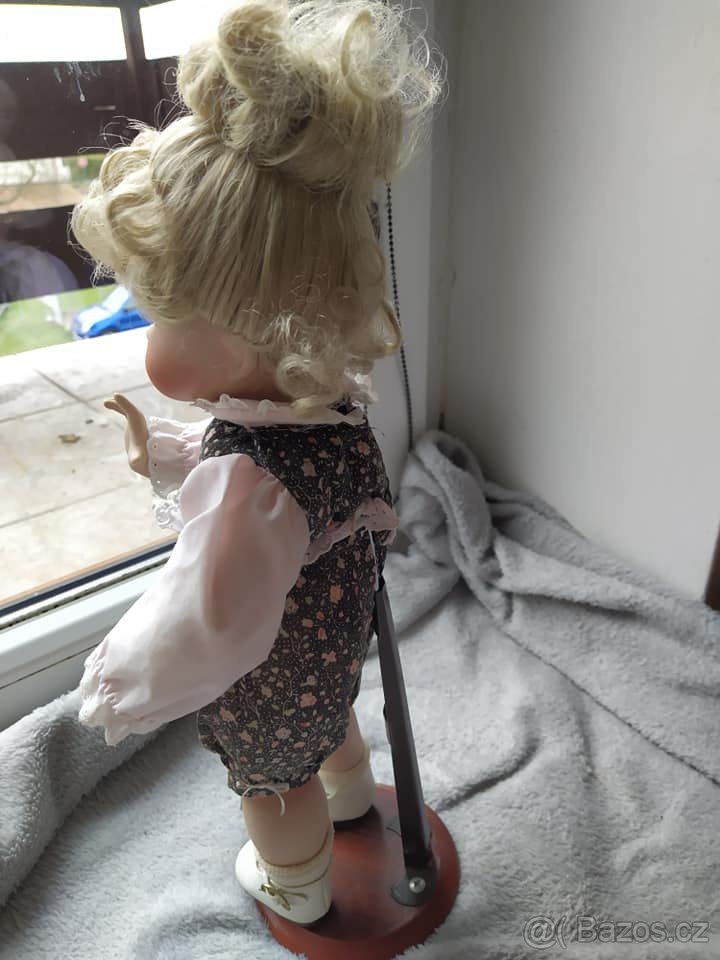 Značená porcelánová panenka s drdolem - 4