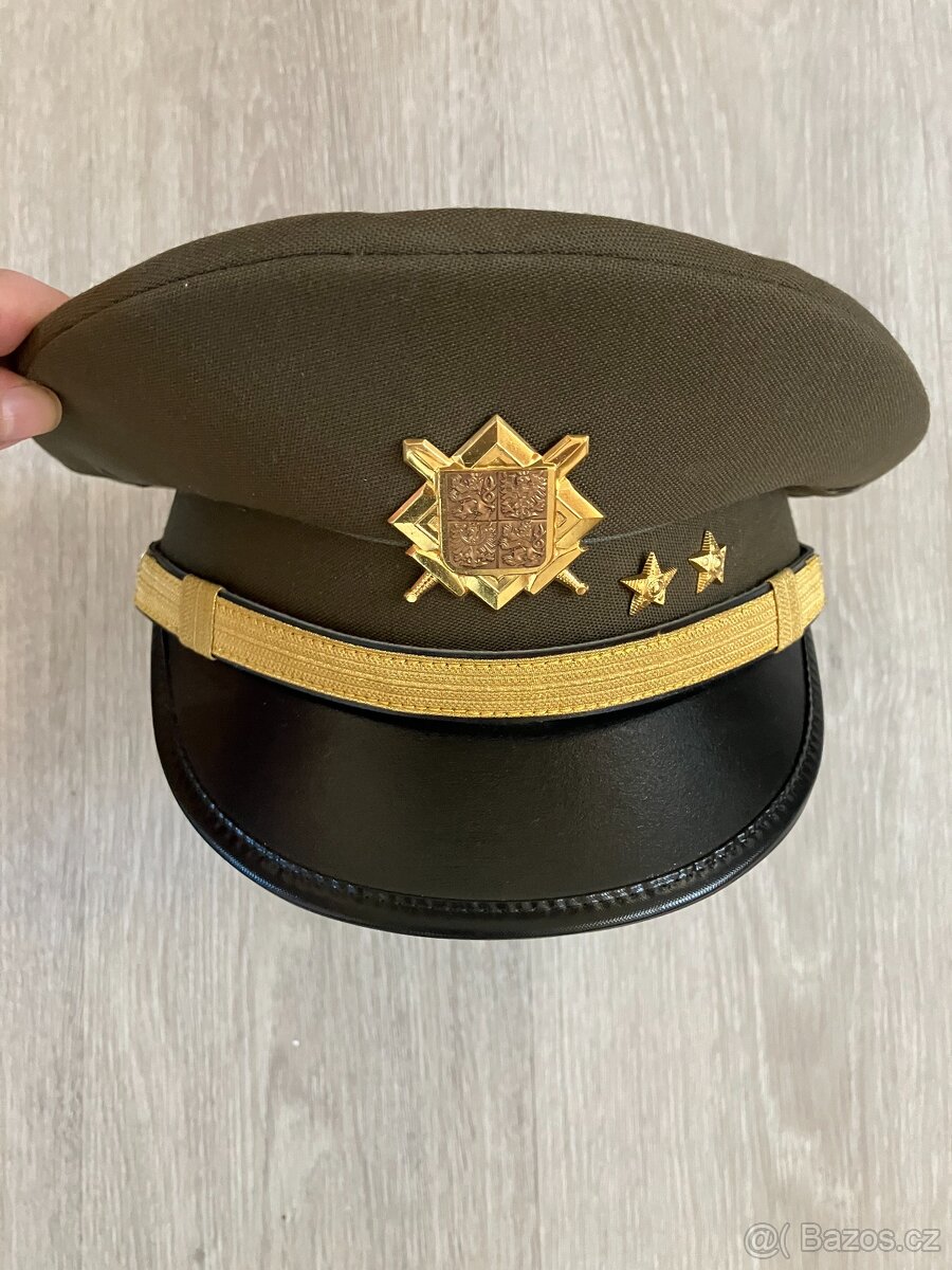 Vojenská zelená uniforma s čepicí. - 4