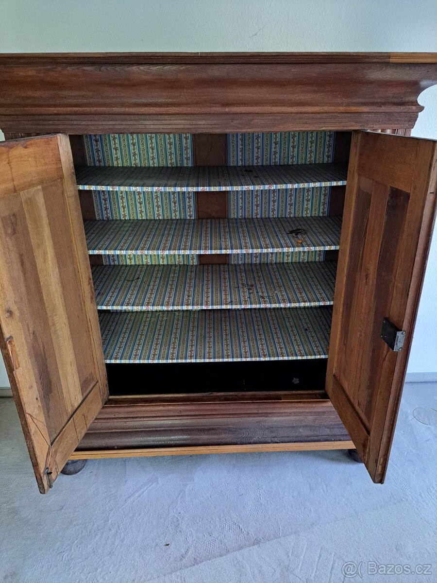 Starožitná dubová komoda - 4