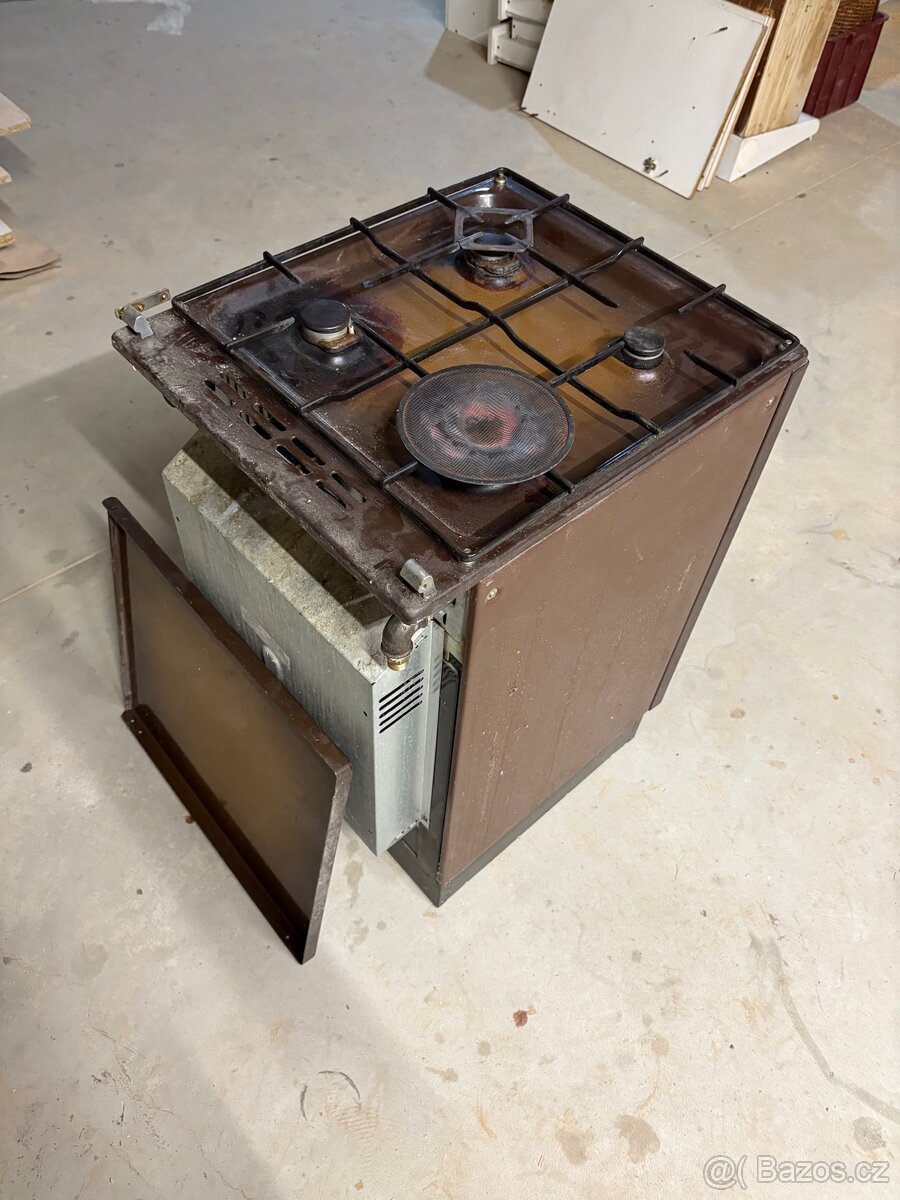 Stará trouba na elektřinu a sporák na plyn - 4