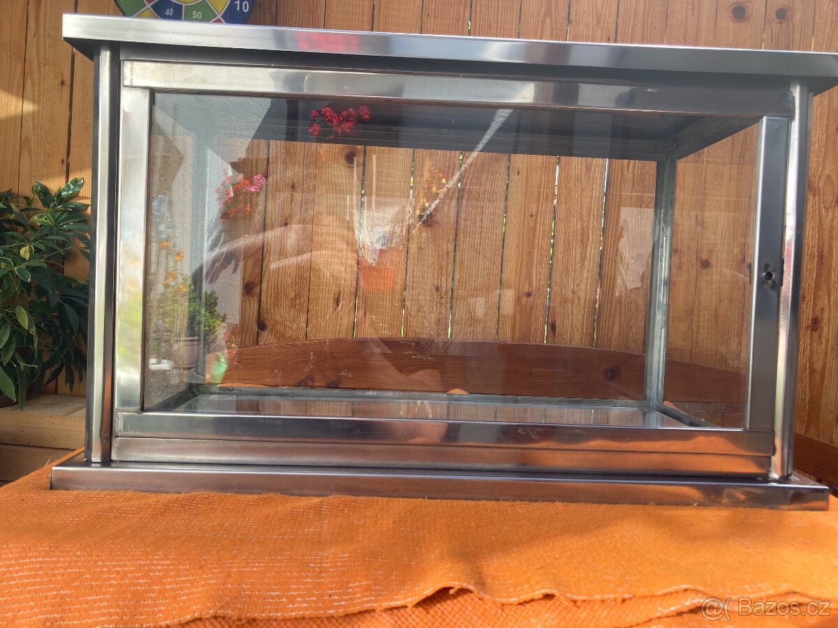 NEREZOVÁ PROSKLENÁ SKŘÍNKA NA TŘI URNY - 4