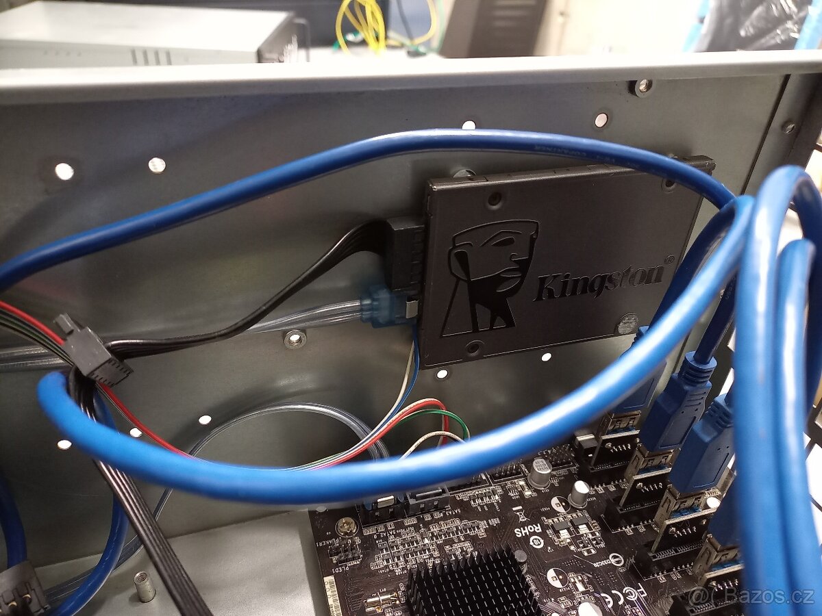 Mining Rig v servrovém case 4U - 4