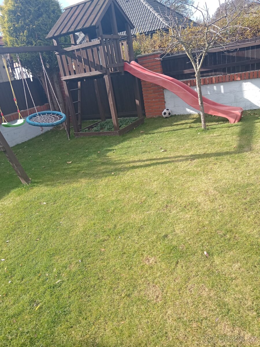 Dětský domeček s houpačkou a se skluzavkou - 4